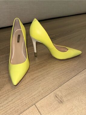 Guess yellow Stiletto Pumps